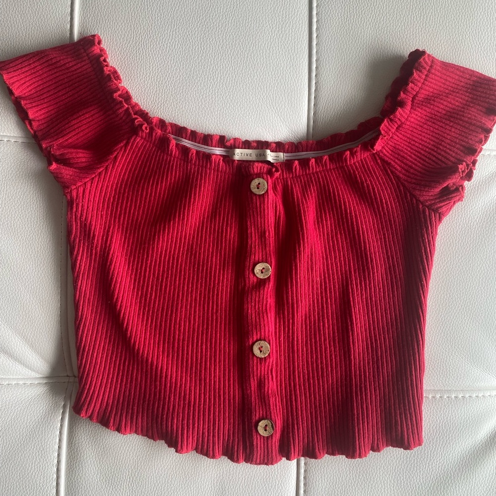 Red off the shoulder crop top 🌹